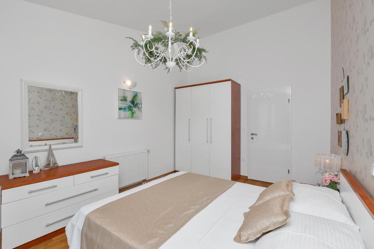 Villa Vesna With Heated Pool Макарска Экстерьер фото